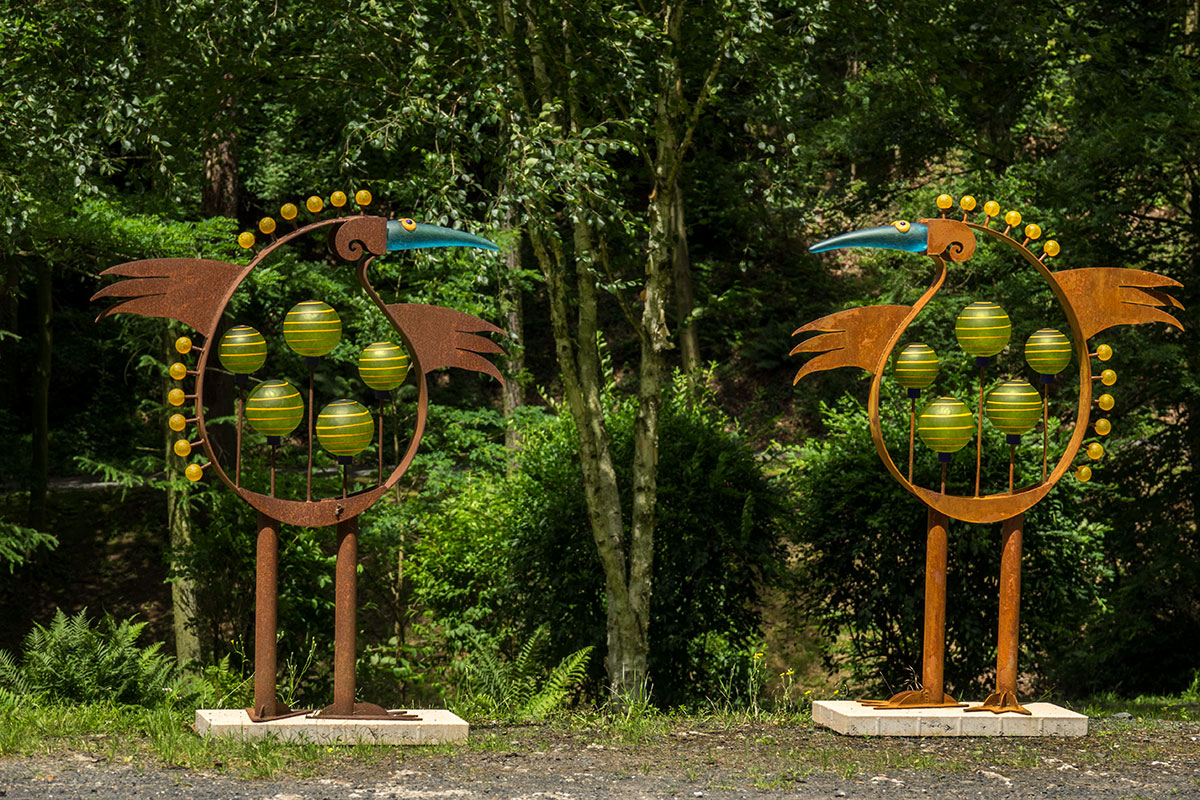 oo_lucky-bird_outdoor-sculpture_lime-green_wmh_gk_BorOut160703-01502.jpg